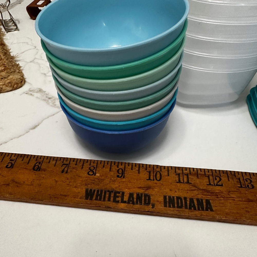 18 pieces. New 8 Plastic Snack bowls and 10 Rubbermaid storage containers.